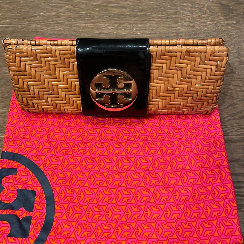 Patent trimmed straw Tory Burch clutch
